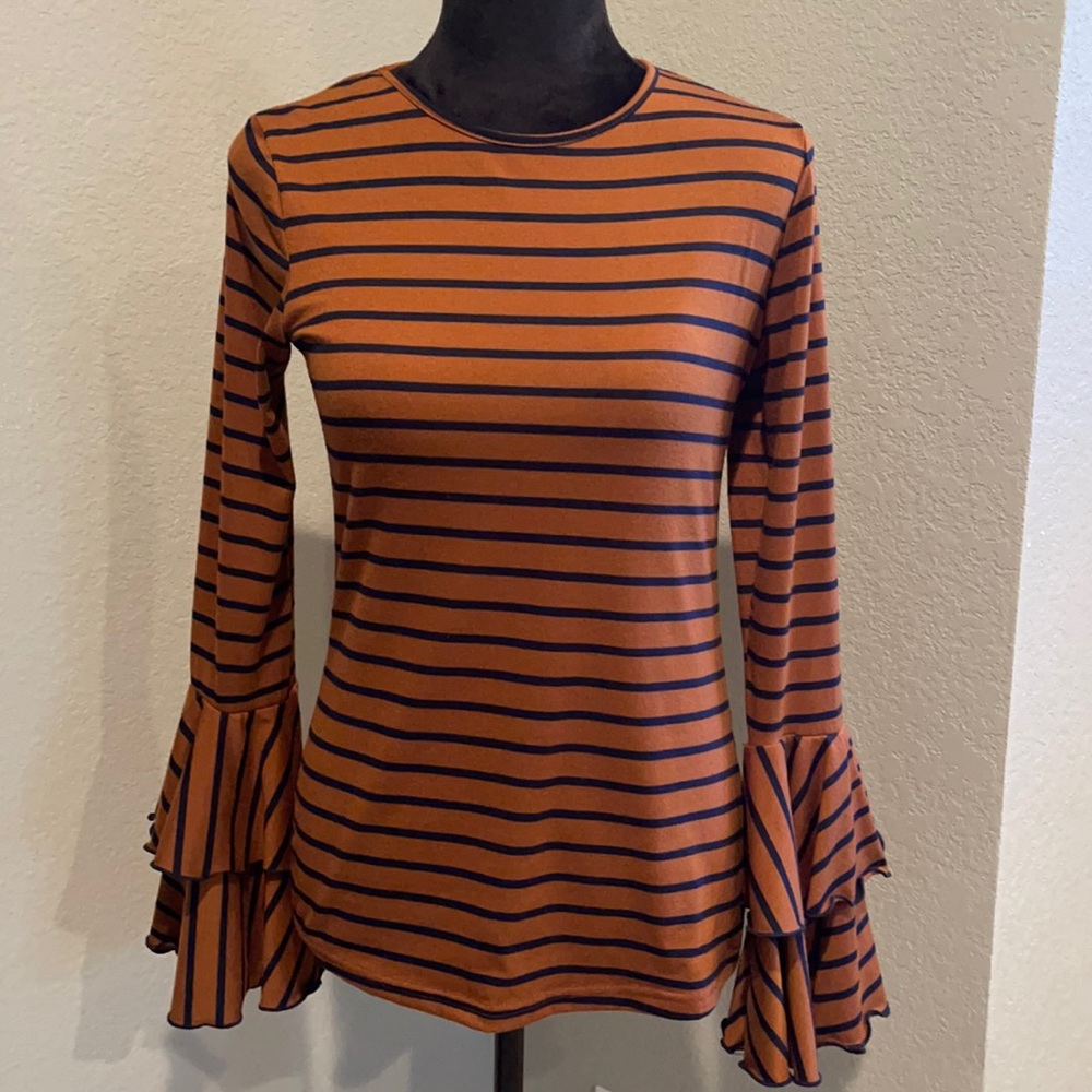 Boutique top with adorable sleeves.